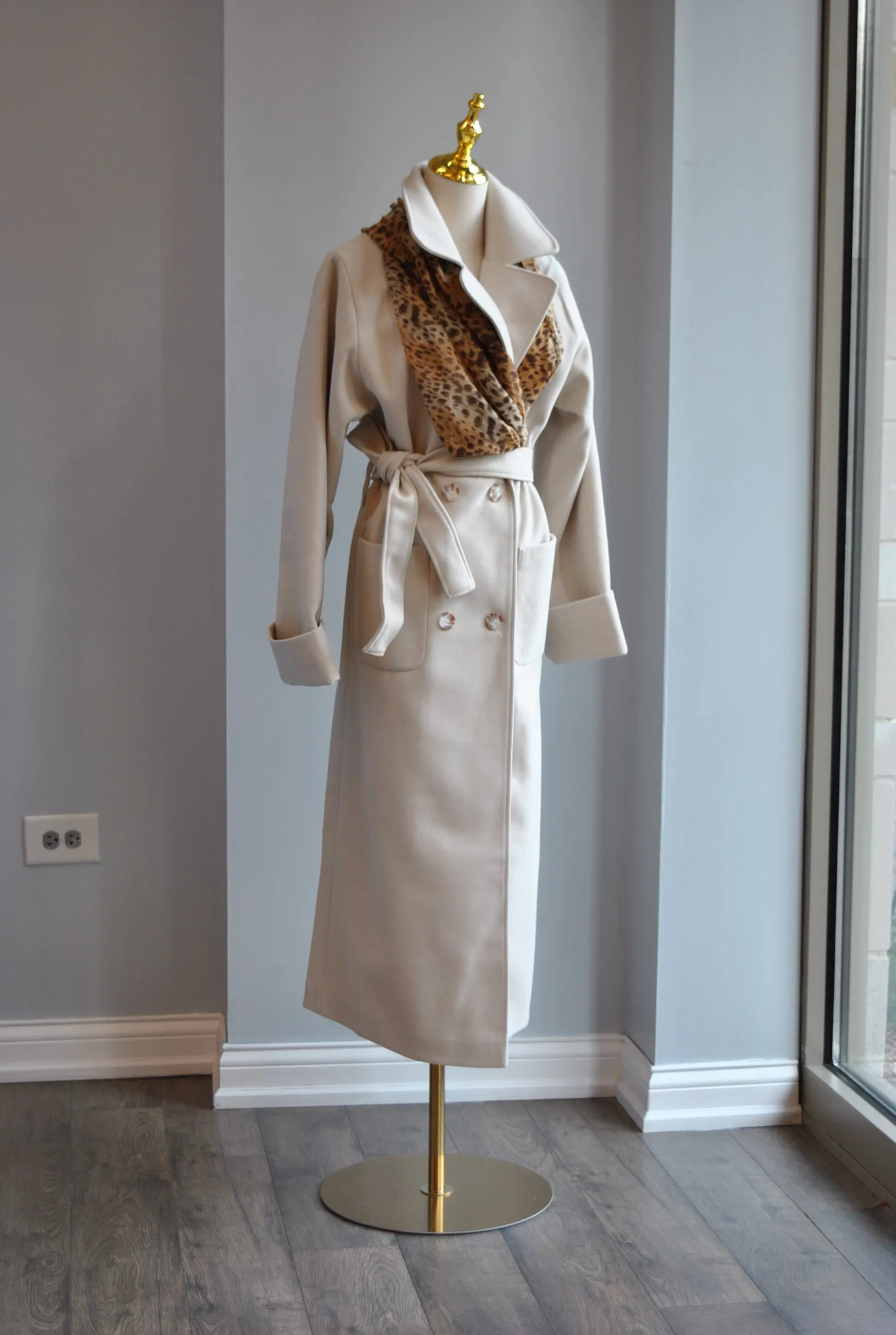 LIGHT BEIGE WOOL FALL COAT WITH SIDE POCKETS AND A SCARF