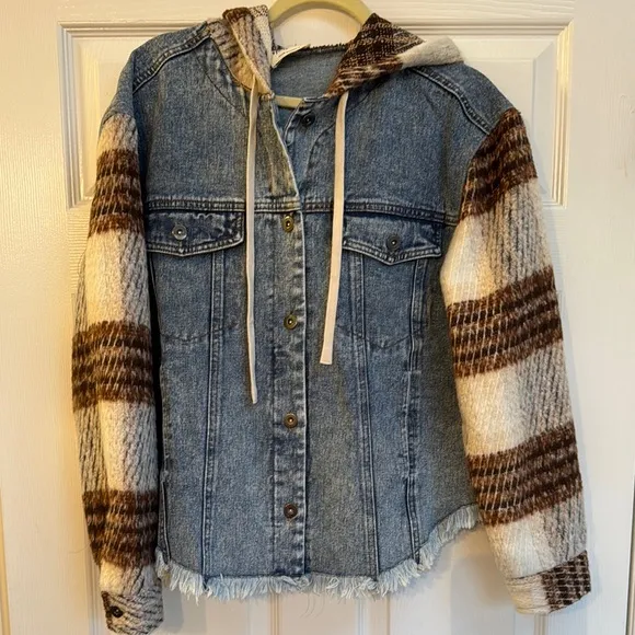 NWOT Denim Jacket with Plaid Sleeves Hooded Button Front Distressed Edges Size S