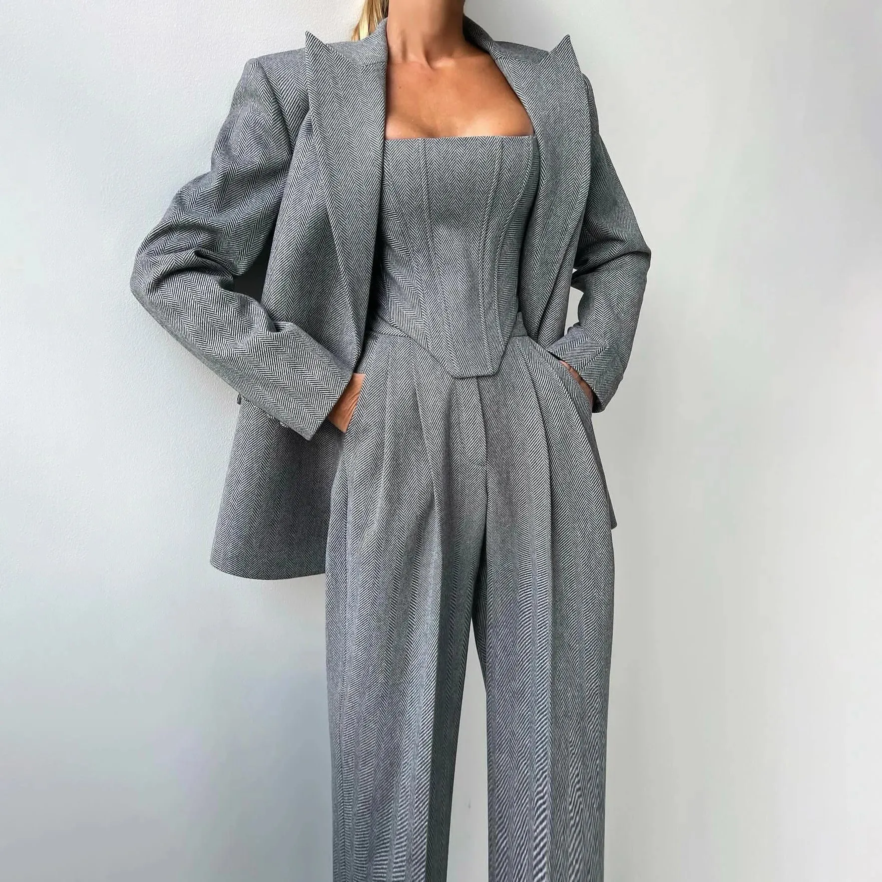 Stylish Women's Grey 3-Piece Pant Suit – Elegant Modern Design