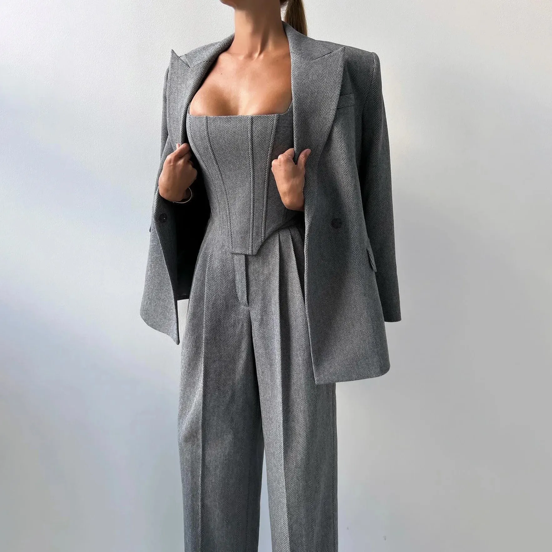 Stylish Women's Grey 3-Piece Pant Suit – Elegant Modern Design