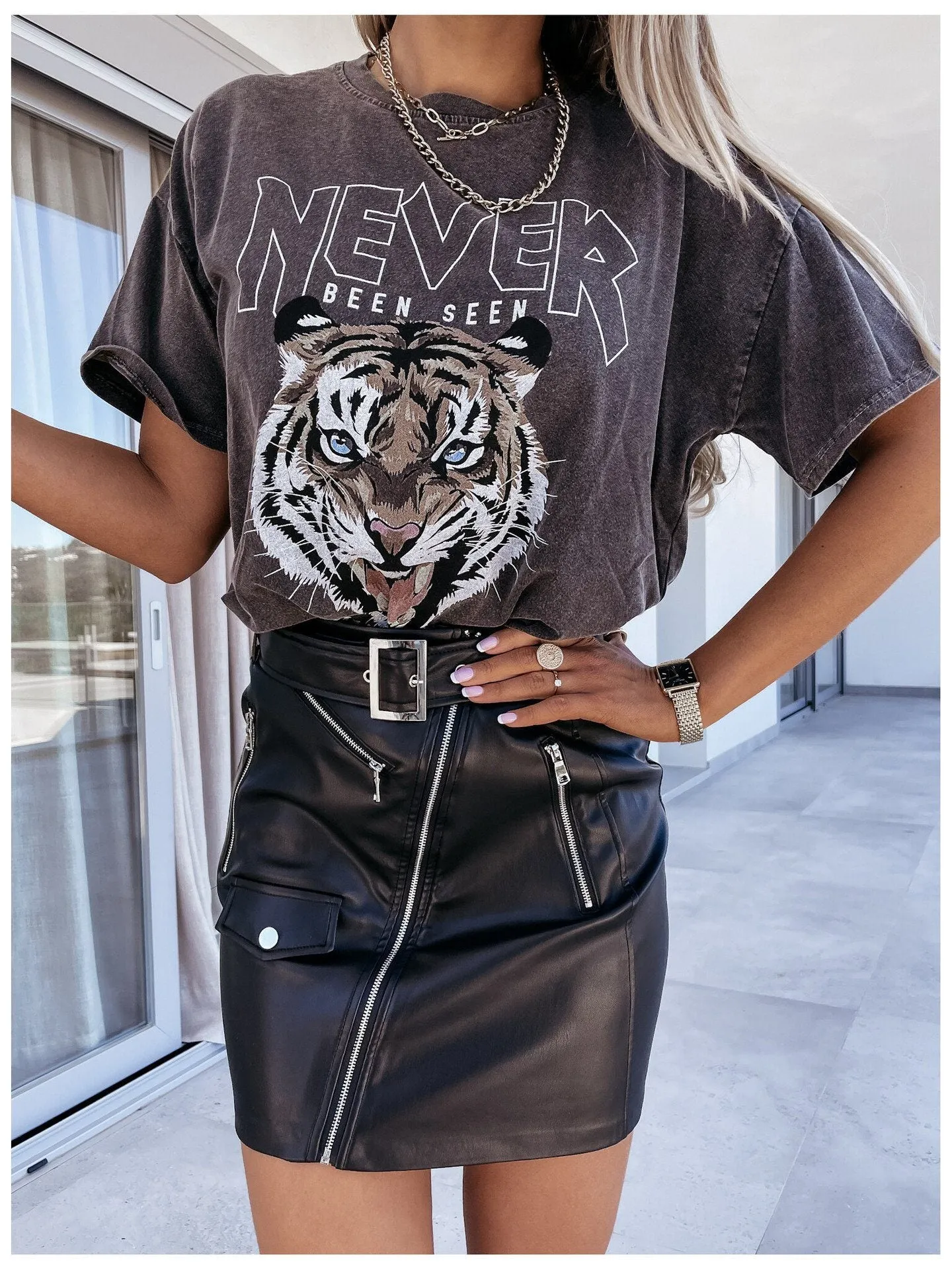 To Be Tiger Letter Printed Cozy T-shirt - Black