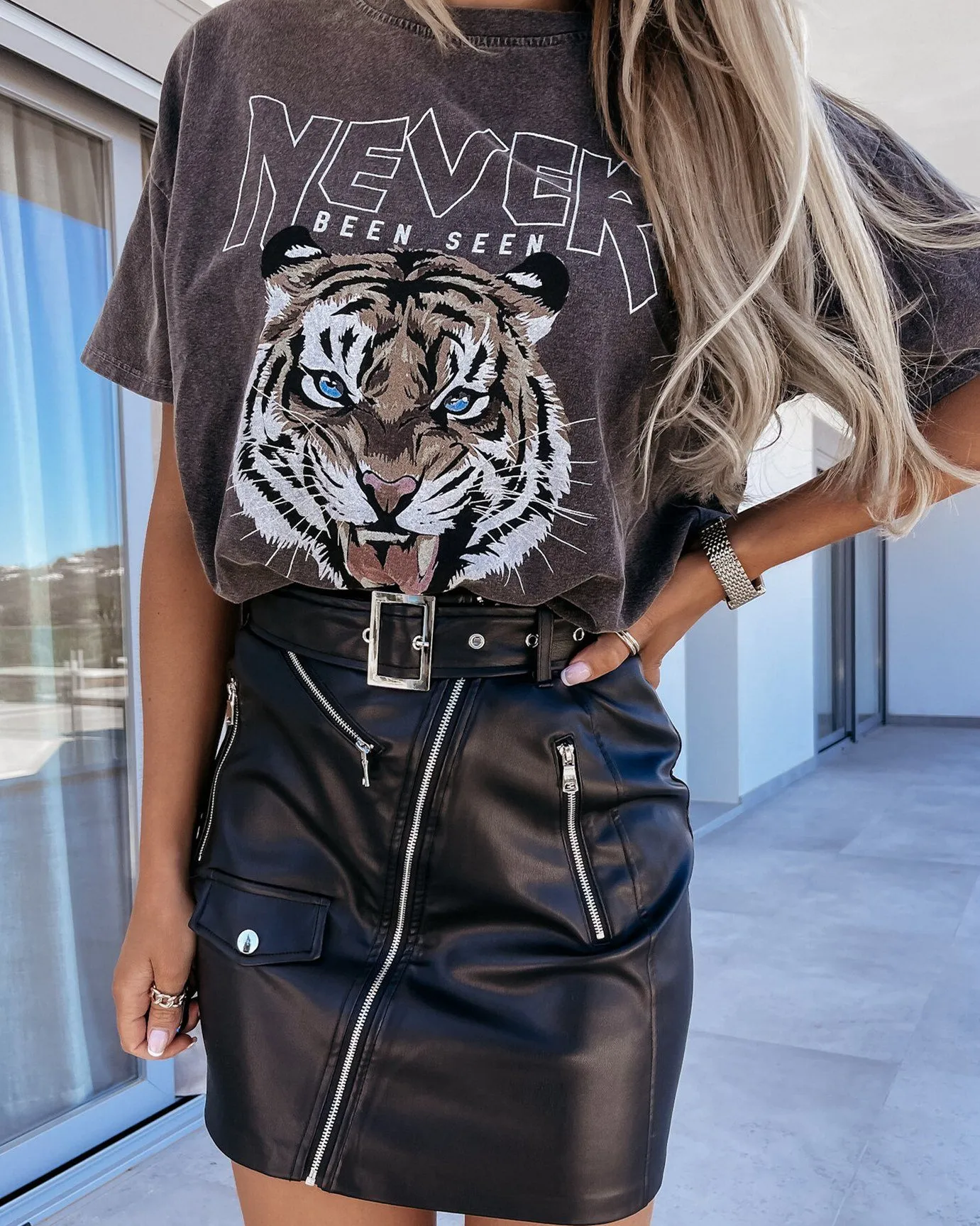 To Be Tiger Letter Printed Cozy T-shirt - Black