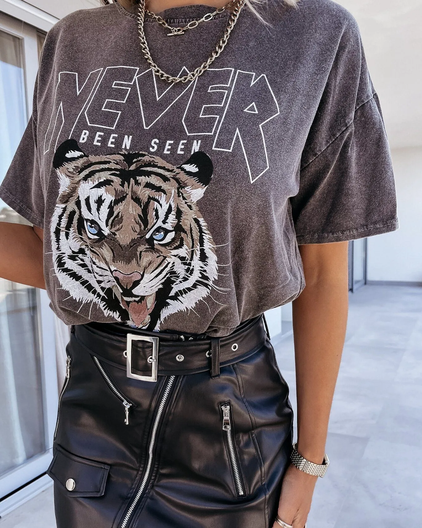 To Be Tiger Letter Printed Cozy T-shirt - Black